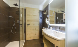 Hotel-Alp-Holiday-Dimaro-Marilleva-Winterevent-junior-suite-2